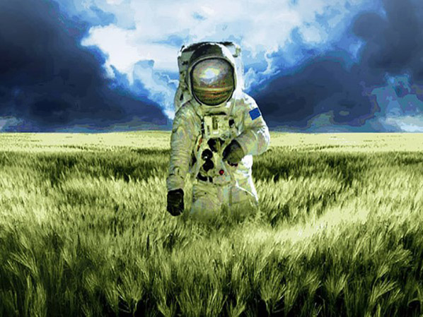 Astronauta in un campo di grano