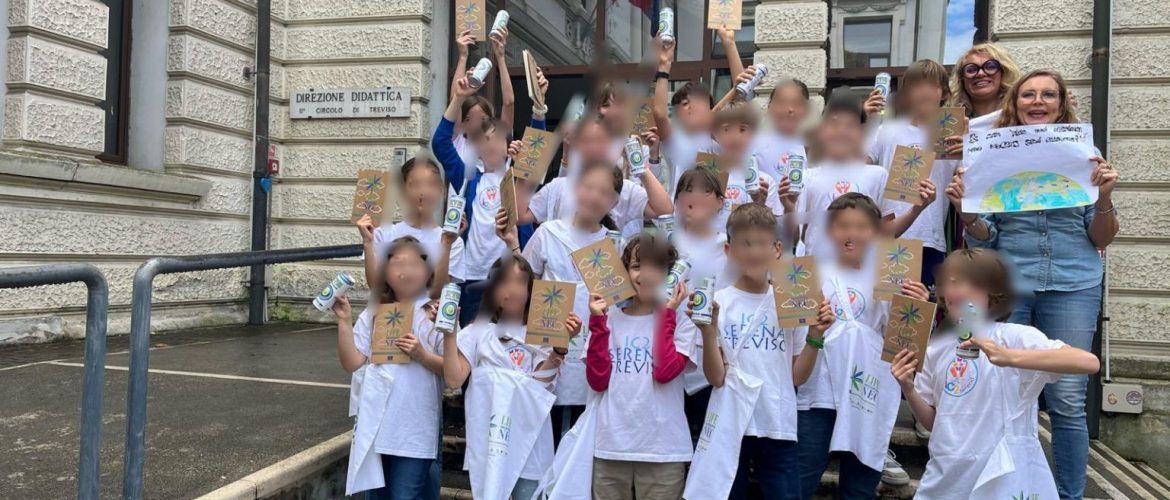 studenti con volto pixellato che esibiscono i prodotti del concorso