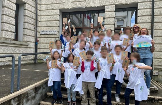 studenti con volto pixellato che esibiscono i prodotti del concorso
