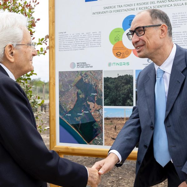Il Presidente della Repubblica Sergio Mattarella in occasione della cerimonia di avvio piantumazione di nuove essenze vegetali nella Tenuta di Castelporziano. CREDITI: Presidenza della Repubblica